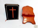 Porta Biblia em Madeira Acompanha Biblia Sagrada Ilustrada. Medidas Porta biblia 35 cm x 23 cm e Biblia 21,5 cm x 28 cm