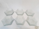 Jogo de 6 pratos fundos em vidro jateado    . Medida 25 cm x 21 cm.