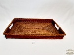Grande Bandeja Retangular com Alça em Ratan . Medida 44,5 cm x 32 cm.