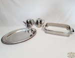 Lote 4 Peças sendo 1 Travessa Oval , 1 Suporte para Pyrex , 1 Bule Café e 1 bule Chá em Aço Inox. Medidas Travessa 45 x 29 cm ; Suporte 32,5 x 22 cm ; Bule 12 cm altura x 7 diametro e Bule Chá 10 cm altura x 7 cm diametro.
