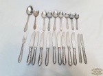 Lote de 21 Peças Talheres Variados em Aço Inox. Sendo : 1 colher Servir, 1 Garfo Salada, 3 colheres sobremesa, 1 garfo Mesa, 11 facas Mesa, 4 colheres de sopa