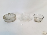 Lote 3 Peças em Vidro sendo 1 Bomboniere e 2 Bowls. Medida: Bomboniere 14 cm diametro x 4,5 altura , 1 Prato Sobremesa  17 diametro , 1 Bowl 12 cm diametro x 5 cm altura e Bowl 10 cm diametro x 7 altura.