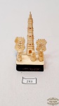 Grupo escultorio em marfim.  com base em madeira. Medida 9,5 cm de alturax 5,5cm