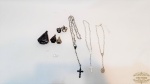 Lote de 8 peças reçigiosas, sendo 2 resplendores em metal ,2 imagens nossa Sra Aparecida , em metal , 3 tercos, Medida maior 53 comprimento e Menor 3 comprimento.