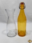 Lote composto de jarra em vidro incolor e garrafa em vidro amarelo. Medindo a garrafa 32,5cm de altura.