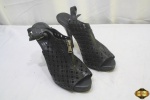 Sandália em couro preta  com detalhes vazados da Calvin Klein jeans. Salto 11, tamanho 38 em com sinais de desgaste na parte interna do calçado