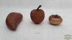 Lote de 4 frutas decorativas em madeira.Medida: 20cm de comprimento maior, 8 cm de comprimento menor