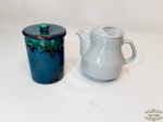 2 Peças sendo bule de chá em porcelana e um pote com tamta em ceramica artesanal.  Medida bule 9 cm diâmetro, 414 cm altura, pote 10 cm diâmetro, 14,5 cm altura.