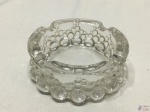 Cinzeiro Em Bloco De Cristal Ricamente Trabalhado. MEDINDO: 14,5CM DE DIÂMETRO X 5,5CM DE ALTURA