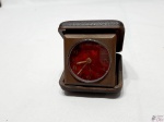 Relógio Despertador Europeu De Viagem Bronze E Couro. NECESSITA DE REVISÃO NA CORDA. MEDINDO: 6,5CM X 6,5CM