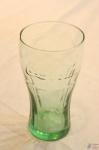 Copo Verde Em Vidro Da Coca Cola Em Relevo 300ml. MEDINDO: 8,5cm de diametro x 15,5cm de altura