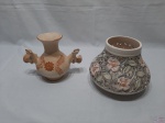 Lote composto de vaso floreira bojudo em cerâmica vitrificada vazada com relevos e vaso floreira em cerâmica com aves em relevo. Medindo o bojudo 18,5cm de diâmetro de bojo x 14cm de altura.