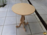 Mesa redonda em mdf desmontável. Medindo 52cm de diâmetro x 76cm de altura.