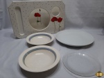 Lote composto de 2 pratos de sopa em porcelana, prato de servir bolo em porcelana, etc. Medindo a bandeja 45,5cm x 29,5cm x 6,5cm de altura.