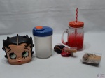 Lote composto de enfeite de bruxa, areia de Israel, pote com tampa, caneca em vidro com canudo, caneca em plástico duro da Betty Boop. Medindo a caneca com tampa 13,5cm de altura.