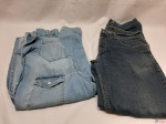 Lote composto de calça jeans e camisa de manga longa jeans, sendo a camisa da Opção tamanho G e a calça da Siberian tamanho 42.