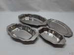 Pequena baixela com 4 peças em aço inox com borda recortada. Medindo 3 travessas ovais funda 30,5cm; 25,5cm; 19,5cm de comprimento respectivamente e 1 travessa oval rasa 25,5cm x 14,5cm.