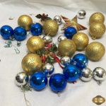 Lote de diversas bolas e enfeites para árvore de natal