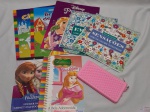 Lote de diversas revistas infantil e um estojo de borracha rosa.