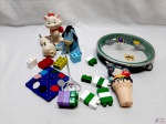Lote de brinquedos diversos, composto de pandeiro, peças de montar, sorvete, etc.