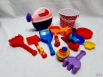 Lote de brinquedos diversos, balde de praia, regador, pás, etc.