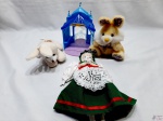 Lote de brinquedos diversos, composto de coelhos de pelúcia, boneca e varanda em plástico duro .