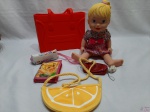 Lote de diversos brinquedos. Medindo a boneca 33cm de comprimento.