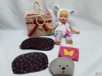 Lote de diversos brinquedos. Medindo a boneca 30cm de comprimento.