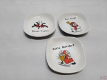 Jogo de 3 petisqueiras quadradas em porcelana com motivos natalinos. Medindo 12cm x 12cm.