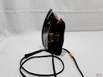 Ferro de passar roupa da Black & Decker, 110v1000w. Funcionando, com um remendo no fio.