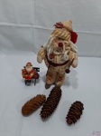 Lote de artigos decorativos para o natal. Composto de 3 pinhas, um papai Noel sentado no banco e um Papai Noel de pelúcia. Medindo o de pelúcia 28cm de altura.