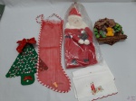 Lote de artigos decorativos para o natal. Composto de guirlanda, guardanapos, roupa de papai Noel para garrafa, etc.