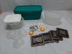 Lote diverso, composto de tupperwares, descansos de copo, pote de sal para pendurar, etc. Medindo a tupperware verde 29cm x 17cm x 10cm de altura;