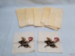 Lote de 12  guardanapos de pano. Sendo 2 tipos de guardanapos. Medindo um deles: 55 X 55 CM. Peças com marca de guardado.