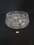 Saladeira Centro de Mesa em Cristal Ricamente Moldado Possivelmente Europeu. Medida 20 cm diametro x 10 cm altura . Bordas Serrilhadas com pequeno Bicado imperceptivel na Borda.