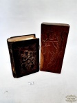 Lote Arte Sacra sendo 1 Talha de Madeira e Biblia Capa Auto Relevo. Medidas 9,5 cm x 13,5 cm e Talha 8 cm x 18 cm