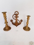 Lote 3 Peças em Metal Dourado sendo 2 Palmatórias e Porta Chaves Formato âncora. Medida Palmatórias  14,5 cm e 12 cm altura e Porta Chaves 15 cm altura x 12 cm.