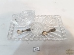 3 Saleiros com Bandeja retangular em Vidro Grosso. Medidas Bandeja 17,5 cm x 9,5 cm , Saleiros Redondo  4 cm diametro x 2 cm altura , Saleiro Folha 7,5 cm 5 cm e Colheres 5 cm.