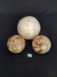 3 Bolas Decorativas em Filetes de Osso. Medida 8 cm e 11 cm diametro