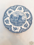 Prato Decorativo Raso em Porcelana Azul e Branca Johnson Bros England. Apresenta Bicado na Borda. Medida 24 cm diametro.