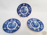 Woods Ware Englad -3 Pratos Sobremesa Porcelana Azul e Branca Woods Ware England. representando fazenda. 1 Apresenta pequeno Bicado atras Medida 17 cm diametro