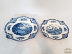 2 Travessas em Porcelana Azul e Branca Johnson Bros England. Medida  30,5 cm x 25,5 cm e 22 cm x 26 cm. Apresenta pequeno Bicado na Borda