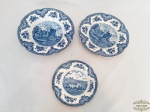 Lote 3 Pratos sendo 1 Prato Sobremesa,1 raso e 1 fundo em Porcelana Azul e Branca Johnson Bros England. Medidas Fundo 24 cm , Raso 24 cm e Sobremesa 18 cm. Apresentam Bicados na Borda.