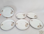 6 Pratos Rasos em Porcelana Branca Floral Friso Prata Renner. Medida 25 cm diametro . Pequeno Bicado Atras