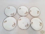 6 Pratos Sobremesa em Porcelana Branca Floral Friso Prata Renner. Medida 17 cm diametro . Pequeno Bicado Borda Atras