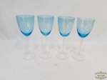4 Taças  para Vinho em Vidro Azul Pé Trabalhado. Medida 23,5 cm altura x 8,5 cm.