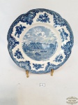 Prato Decorativo Raso em Porcelana Azul e Branca Johnson Bros England. Medida 22 cm diametro. Apresenta Manchas Atras