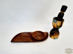 Lote 2 Peças em Madeira sendo 1 Pilão e 1 Petisqueira. Medidas Pilão 16 cm altura e Petisqueira 26,5 cm x 11 cm e Bowl 9,5 cm.