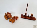 Lote 2 Objetos deDecorativos sendo 1 Barco e 1 Carro de Boi de Madeira. Medidas Carro 23 cm x 12,5 cm e Barco 25,5 cm x 8 cm.