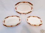 3 Travessas Ovais em Porcelana Inglesa Floral . Medidas  31,5 cm x 23 cm ; 29cm x 21 cm e 26 cm x 19 cm. Apresenta pequeno Bicado atras